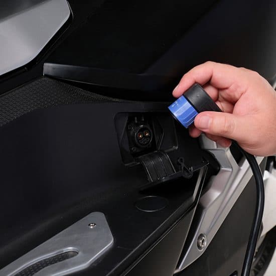 Pengisian tenaga secara langsung dengan memasukan soket charger ke soket di motor pada bagian kiri bawah. Proses charging dapat langsung dilakukan dengan menghubungkannya ke sumber listrik dengan min. daya listrik 1300 watt.