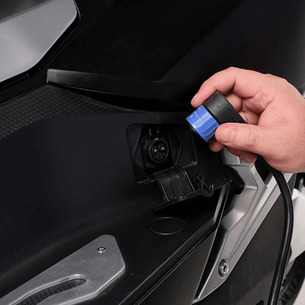 Direct Charge: Pengisian daya langsung dengan menghubungkan saklar ke sumber listrik minimal daya 1300 Watt. Alternatif charge dengan mengambil baterai, kemudian charge dekat dengan sumber listrik.