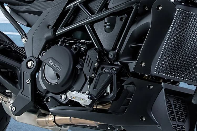 Mesin Benelli 502C berkapasitas 500cc, 2 silinder paralel, 4-tak DOHC, dengan pendingin cairan. Tenaganya mencapai 47,6 HP pada 8.500 rpm dan torsi 45 Nm pada 5.000 rpm, disalurkan lewat transmisi 6 percepatan yang halus dan responsif.