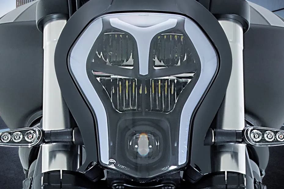 menggunakan full LED dengan desain modern dan agresif. Bentuknya tajam menyerupai topeng, memberikan pencahayaan terang dan fokus saat malam hari, sekaligus memperkuat karakter cruiser futuristik motor ini.