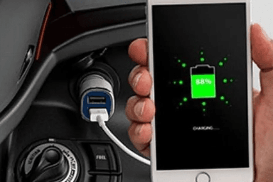 Ada socket power outlet untuk memberikan daya ke smartphone maupun navigasi