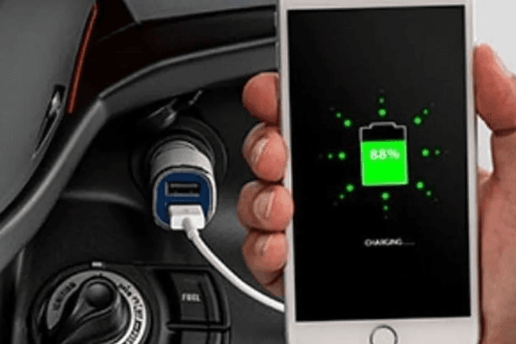 Ada socket power outlet untuk memberikan daya ke smartphone maupun navigasi