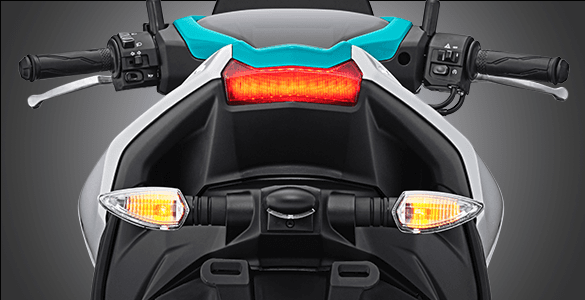 Desain pegangan bagian belakang yang menyatu dengan body motor, memberikan kesan yang sporty.