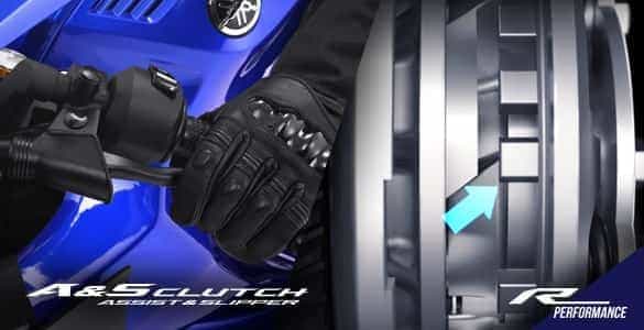 Fitur assist yang membuat kopling lebih ringan, dan fitur slipper clutch membuat perpindahan gigi lebih halus dan akselerasi lebih cepat.