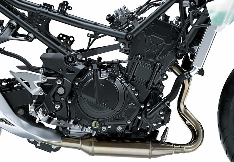Performa mesin yang kuat sebagian besar berkat in take downdraft-nya, yang disertai dengan airbox besar yang berkontribusi pada efisiensi intake.