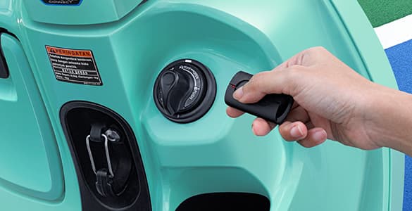 Sistem kunci canggih tanpa anak kunci (keyless), dilengkapi fitur Answer Back System, memudahkan pengendara mencari posisi parkir motor.