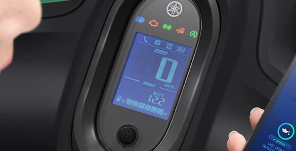 Full digital speedometer dengan desain modern yang informatif, dengan indikator Electric Power Assist Start, baterai smartphone, notifikasi pesan & telepon, serta jam digital