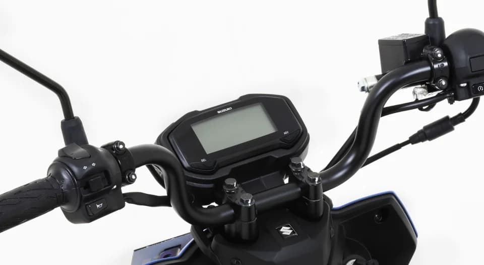 desain setang motor yang tidak tertutup cover atau pelindung plastik seperti skutik pada umumnya. Model setang ini dibuat lebih terbuka sehingga memberikan posisi berkendara yang lebih ergonomis