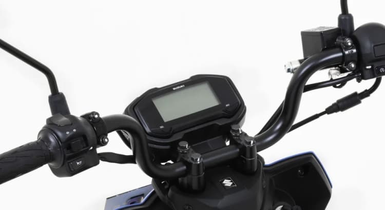 desain setang motor yang tidak tertutup cover atau pelindung plastik seperti skutik pada umumnya. Model setang ini dibuat lebih terbuka sehingga memberikan posisi berkendara yang lebih ergonomis