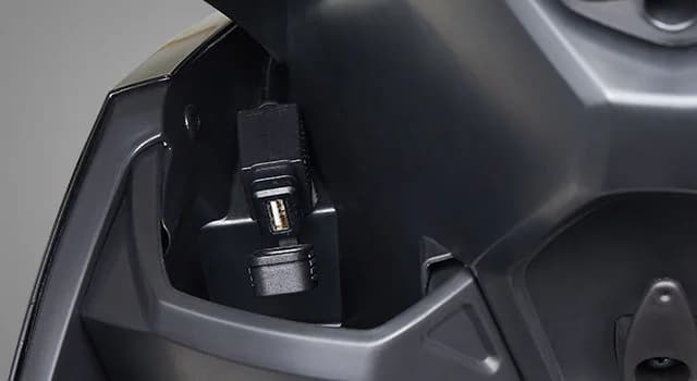 Dilengkapi USB Charger untuk pengisian daya.