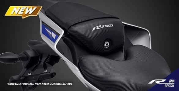 Cover bangku bermotif carbon yang memberikan kesan eksklusif kepada pengendara.