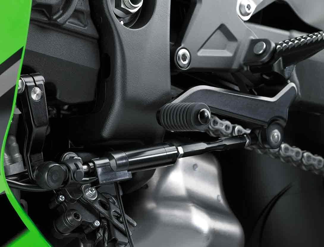 Dirancang untuk membantu pengendara memaksimalkan akselerasi mereka di lintasan dengan peningkatan gigi tanpa kopling, dengan throttle terbuka penuh, KQS mendeteksi bahwa tuas shift telah digerakkan dan mengirimkan sinyal ke ECU