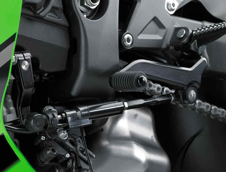 Dirancang untuk membantu pengendara memaksimalkan akselerasi mereka di lintasan dengan peningkatan gigi tanpa kopling, dengan throttle terbuka penuh, KQS mendeteksi bahwa tuas shift telah digerakkan dan mengirimkan sinyal ke ECU