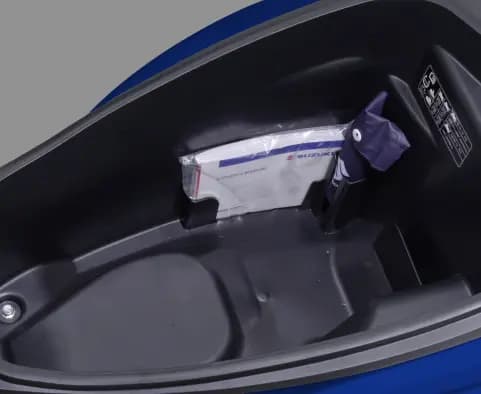 Underseat Storage (21.5L) menyediakan ruang luas di bawah jok untuk menyimpan helm half face, jas hujan, atau barang pribadi. Dengan kapasitas 21,5 liter, barang bawaan tersimpan rapi dan aman selama berkendara.