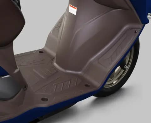 Roomy Floorboard and Footboards menawarkan ruang pijakan kaki yang luas dan nyaman, memberi keleluasaan posisi berkendara. Desain ini membuat pengendara lebih rileks, terutama saat menempuh perjalanan jauh.