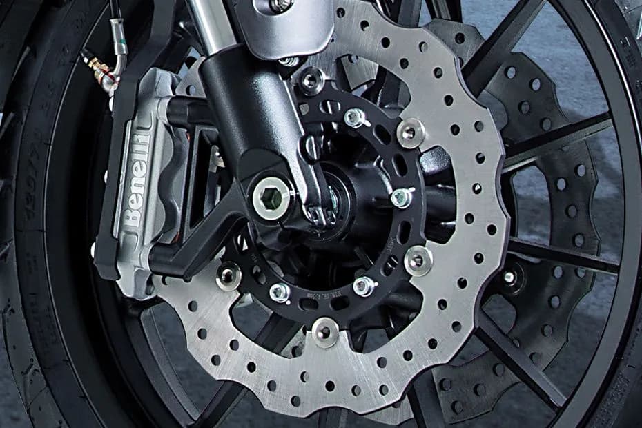 Benelli 502C dilengkapi sistem pengereman canggih, menggunakan double semi-floating disc 280 mm dengan 4-piston radial caliper di depan dan single disc 240 mm dengan 1-piston floating caliper di belakang.