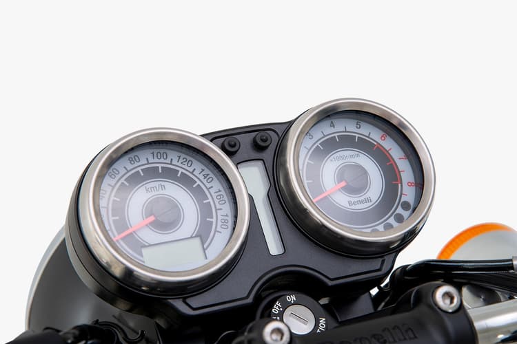 Didesain dengan konsep retro-klasik yang elegan, menggabungkan tampilan analog konvensional dengan informasi digital yang fungsional. Instrumen ini terdiri dari dua pod analog (twin-pod) dengan bingkai krom yang memperkuat nuansa vintage.