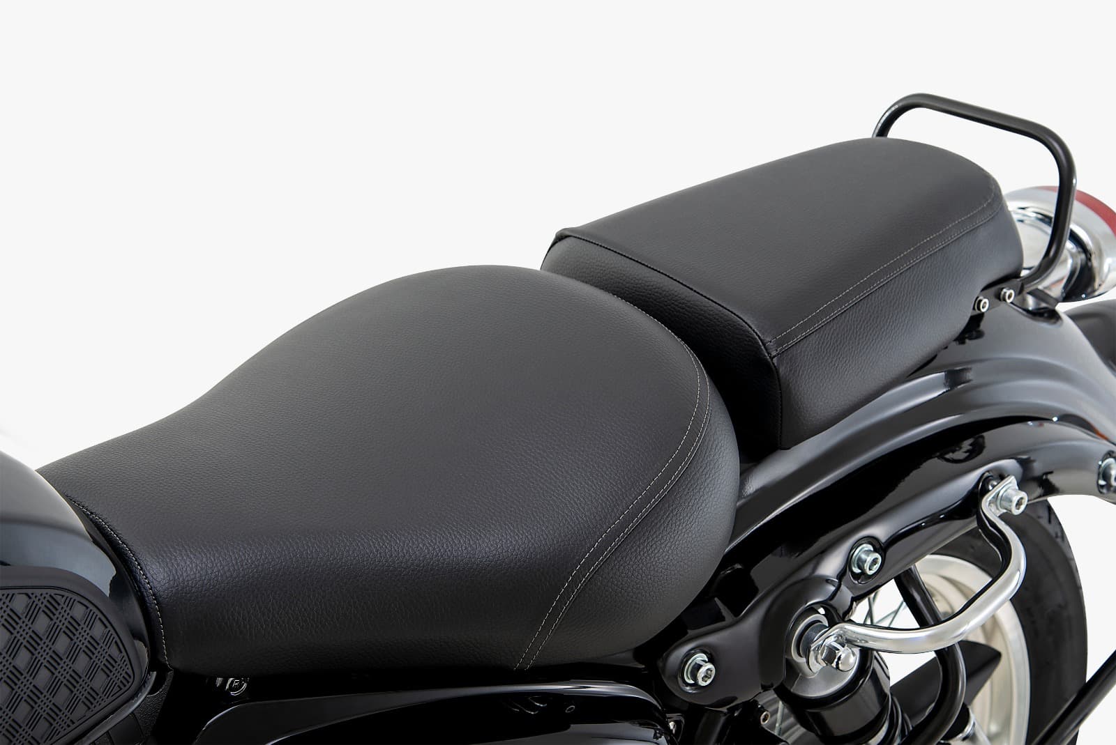 Jok Benelli Imperiale 400 didesain bergaya klasik retro dengan model split seat (terpisah) antara pengendara dan penumpang. Jok pengendara mengguna