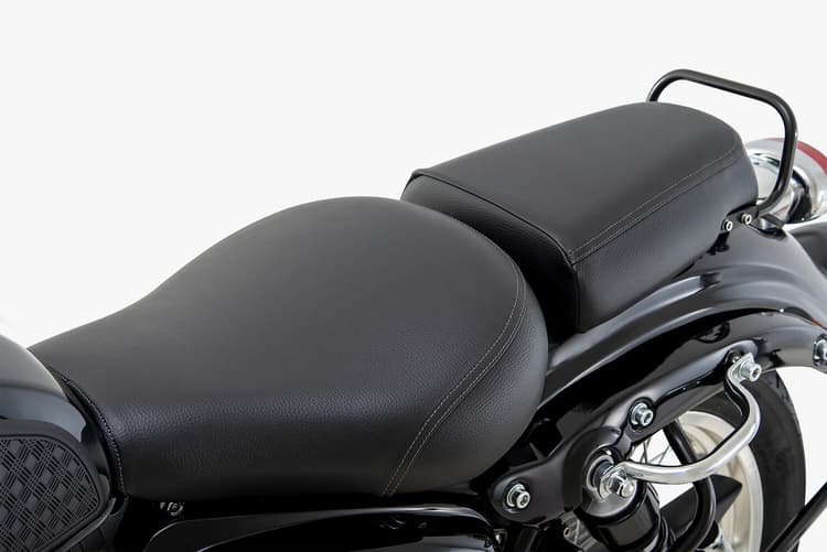 Jok Benelli Imperiale 400 didesain bergaya klasik retro dengan model split seat (terpisah) antara pengendara dan penumpang. Jok pengendara mengguna