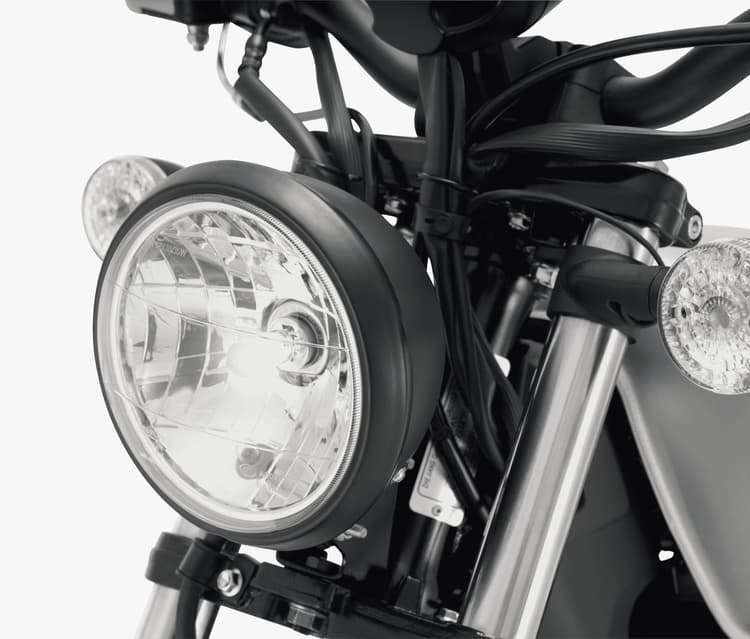 Terinspirasi oleh desain klasik, lampu depan tengah menyempurnakan siluet 200 EVO dan bersinar terang dalam segala kondisi.