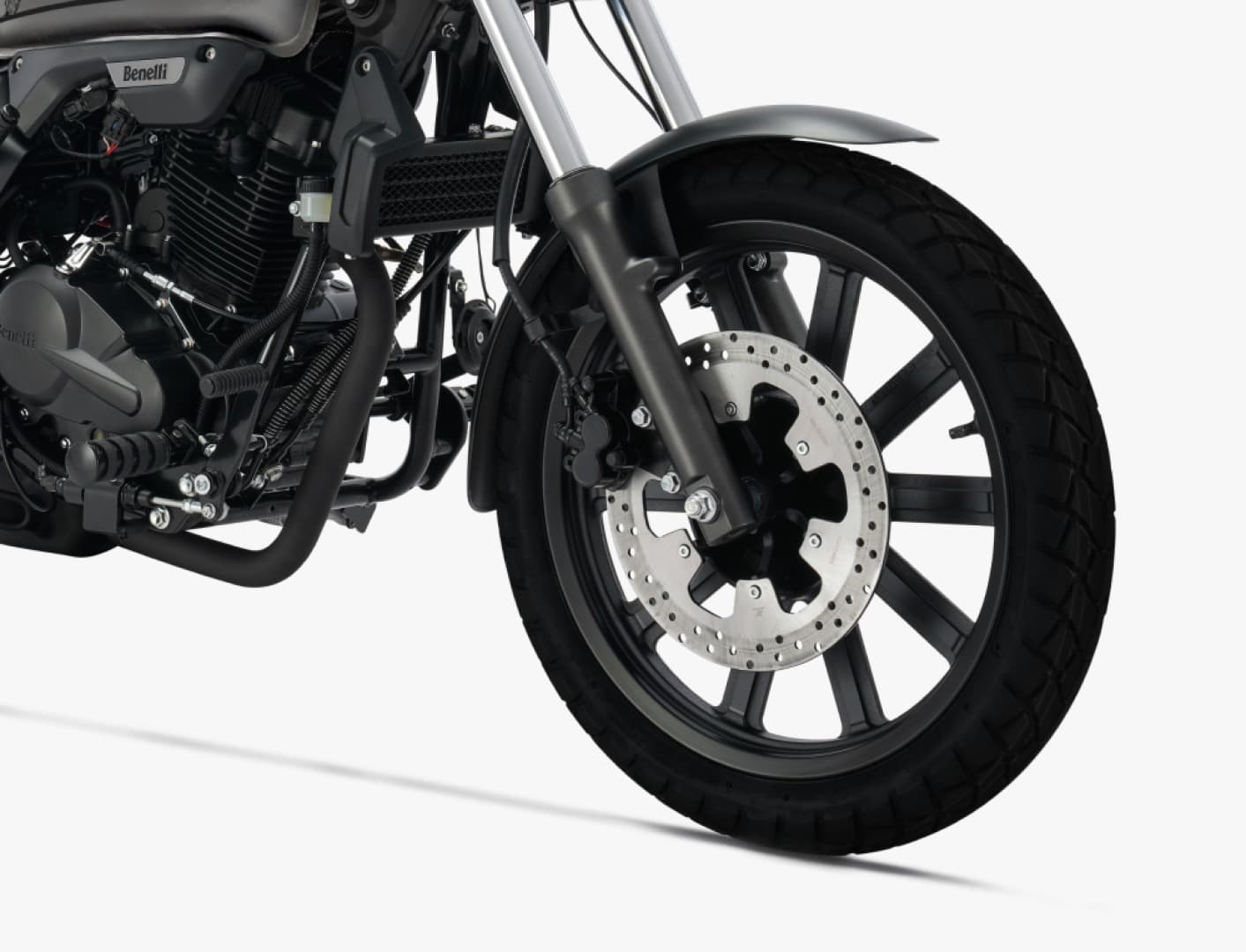 Rotor rem cakram berdiameter besar memberikan pengereman yang percaya diri dan responsif, dengan ukuran 280mm di bagian depan dan 240mm di bagian belakang.