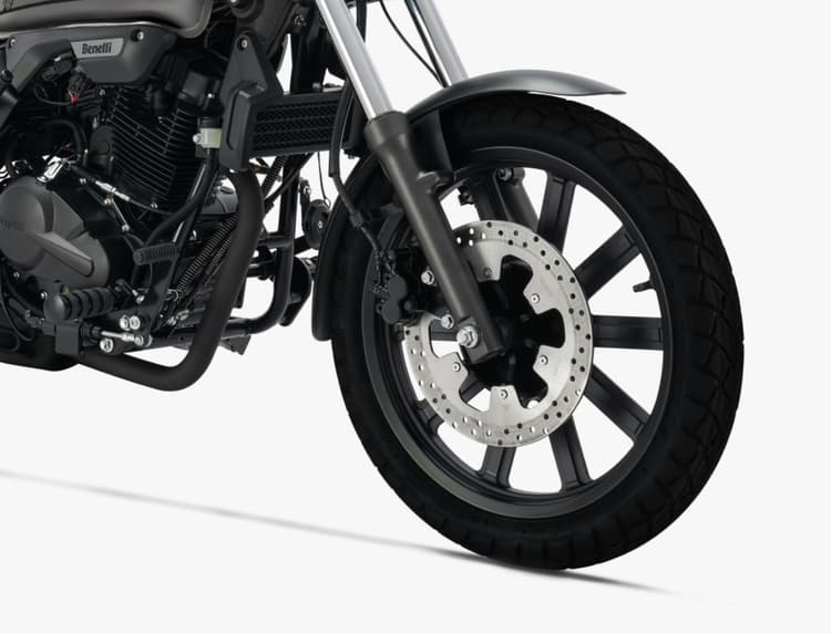 Rotor rem cakram berdiameter besar memberikan pengereman yang percaya diri dan responsif, dengan ukuran 280mm di bagian depan dan 240mm di bagian belakang.