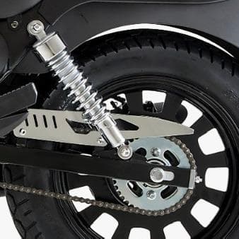 Mengutamakan kenyamanan berkendara retro dengan suspensi depan telescopic fork (travel 110-120 mm) dan suspensi belakang dual shockbreaker tipe tabung/coil spring yang dapat diatur beban awalnya (adjustable preload).