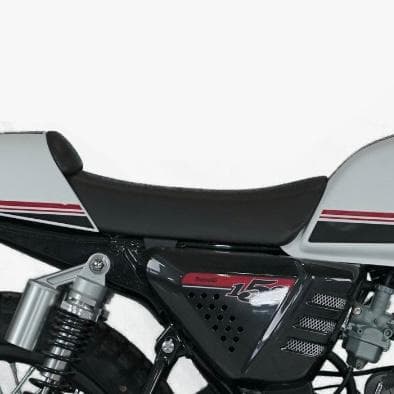 Benelli Motobi 152 memiliki jok bergaya cafe racer yang menonjolkan nuansa retro, dengan ketinggian jok rendah hanya 770 mm.