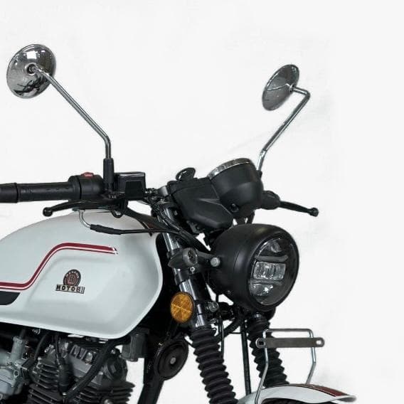 Lampu depan Benelli Motobi 152 memiliki desain klasik membulat yang khas motor café racer, dengan fitur utama Adjustable Headlights (pengatur ketinggian lampu) untuk kenyamanan berkendara.
