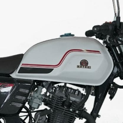 Tangki bahan bakar berkapasitas besar 12,1 liter dengan desain memanjang bergaya café racer/klasik yang tangguh.