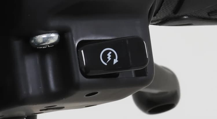 fitur pada motor yang memungkinkan mesin menyala dengan mudah hanya dengan satu kali menekan tombol starter tanpa perlu menahan lama. Sistem ini membuat proses menyalakan mesin lebih praktis, ringan, serta membantu menjaga keawetan komponen starter.