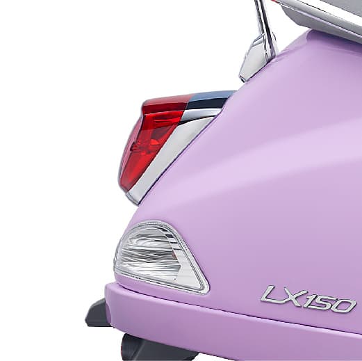 Dilengkapi Chrome Tail Light Frame yang memberikan sentuhan elegan dan mempertegas karakter premium kendaraan.