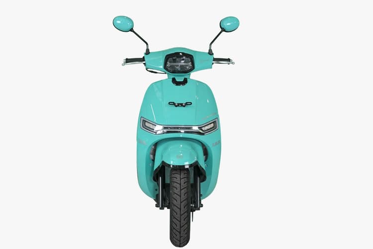 Dirancang dengan tampilan tajam dan modern, memberikan pencahayaan optimal untuk visibilitas maksimal saat berkendara di berbagai kondisi. Desainnya menyatu dengan bodi motor, menciptakan kesan sporty, futuristik, dan berkarakter kuat.