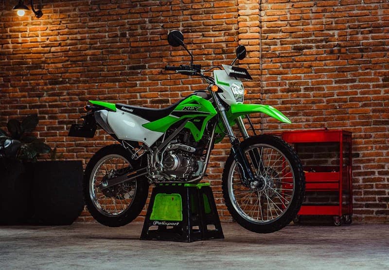 Racy MX Styling pada Kawasaki KLX 150 S menghadirkan tampilan khas motor motocross yang agresif, ringan, dan siap bertarung di segala medan. Desain bodinya dibuat ramping dengan garis tajam, memberikan kesan sporty.