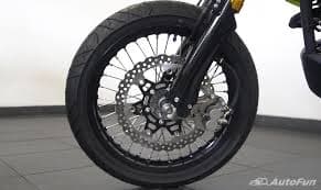 Ban pada Kawasaki KLX 150 S dirancang khusus untuk menghadapi berbagai kondisi medan dengan performa maksimal. Menggunakan ukuran ban depan 70/100-19 dan ban belakang 90/100-16.