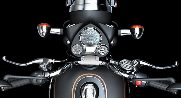 Instrumen digi-analog baru memberikan perpaduan yang sempurna antara tradisi dan teknologi, memberikan informasi yang tepat sambil mempertahankan estetika Bullet 350 yang abadi.