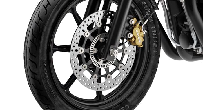 Velg cor yang mencolok pada varian blacked out datang dengan ban tubeless, memberi Anda ketenangan pikiran bahkan pada perjalanan panjang.
