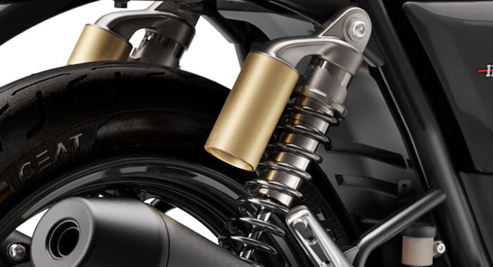 Suspensi yang disetel halus dengan guncangan kembar 'piggy-back' yang diisi gas membuat perpaduan kenyamanan dan nuansa yang optimal di semua lingkungan berkuda.