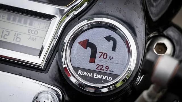 Fitur navigasi turn-by-turn khas Royal Enfield yang terhubung ke smartphone melalui aplikasi. Rider bisa melihat petunjuk arah langsung di layar kecil bundar dekat speedometer sehingga lebih praktis saat touring.