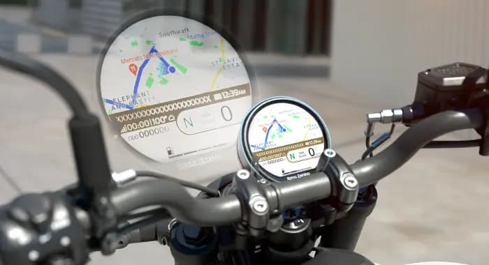 Akses musik, pesan, peta, dan lainnya tanpa mengeluarkan ponsel Anda dengan layar TFT Tripper Guerrilla 450, dilengkapi Google Maps dan chipset Wifi 5 2,4/5 Ghz.