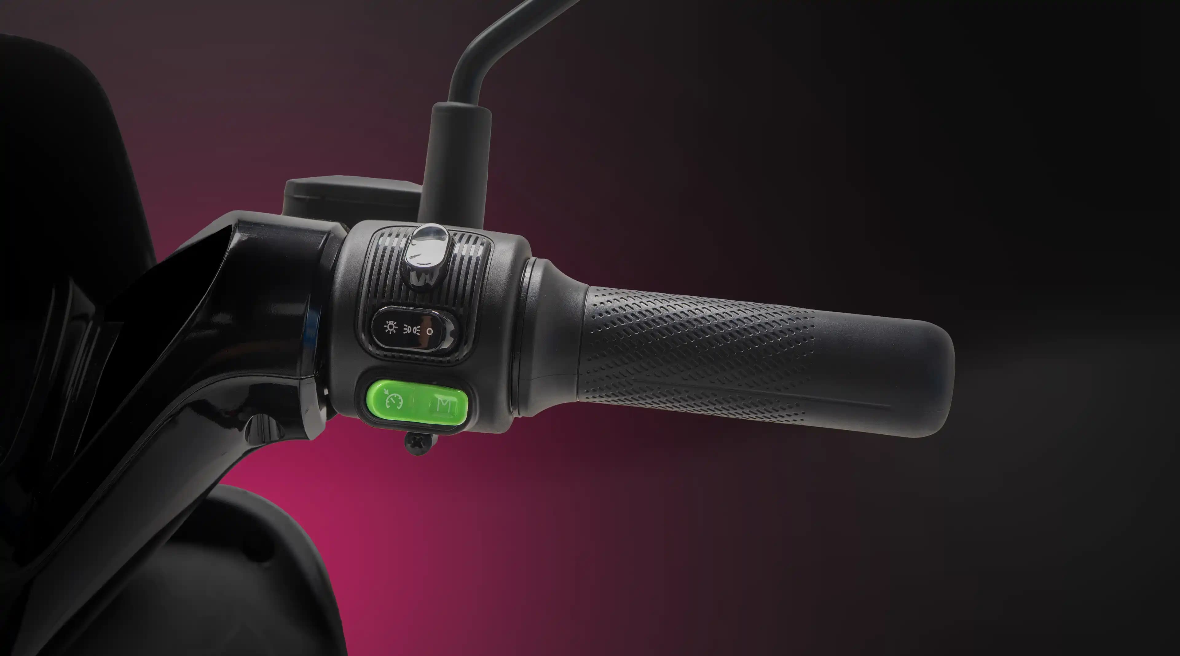 Cruise Control adalah fitur yang memungkinkan pengendara mempertahankan kecepatan motor secara otomatis tanpa perlu terus-menerus memutar throttle