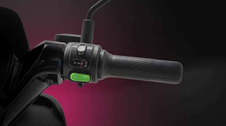 Cruise Control adalah fitur yang memungkinkan pengendara mempertahankan kecepatan motor secara otomatis tanpa perlu terus-menerus memutar throttle