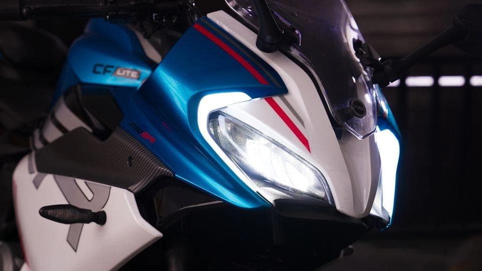Dilengkapi lampu LED pada bagian depan, belakang, dan sein, serta Daytime Running Light (DRL) yang memberikan pencahayaan lebih optimal