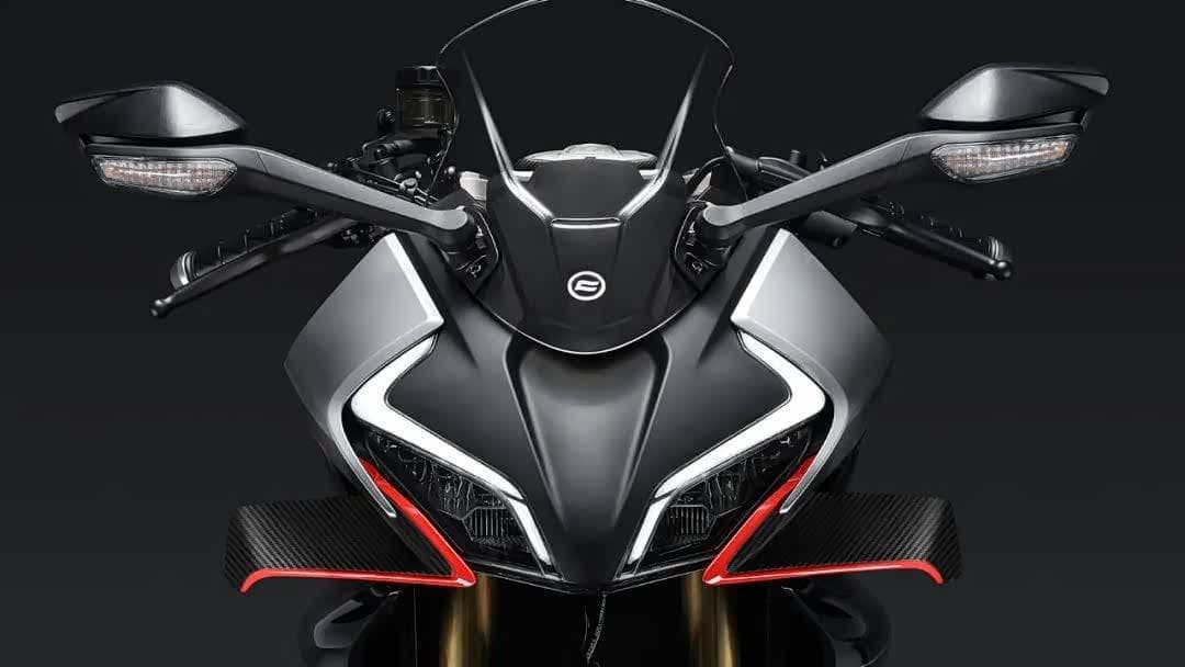 Winglet pada fairing membantu meningkatkan stabilitas motor saat melaju pada kecepatan tinggi sekaligus memberikan tampilan yang lebih agresif.