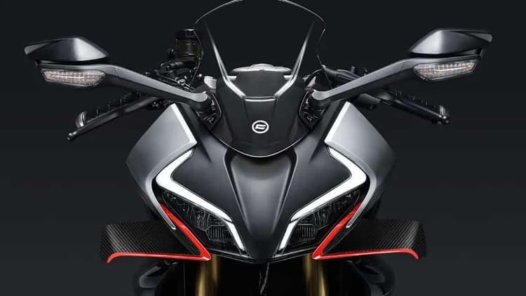 Winglet pada fairing membantu meningkatkan stabilitas motor saat melaju pada kecepatan tinggi sekaligus memberikan tampilan yang lebih agresif.