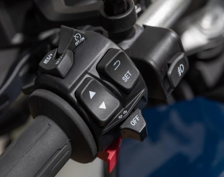 Membantu mempertahankan kecepatan motor secara otomatis sehingga perjalanan jarak jauh menjadi lebih nyaman dan mengurangi kelelahan pengendara.