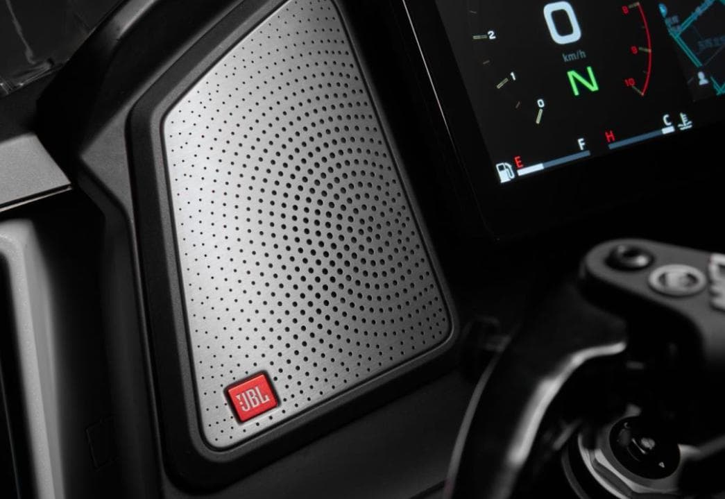 Sistem audio JBL dengan empat channel surround sound memberikan pengalaman audio yang lebih imersif selama perjalanan touring.