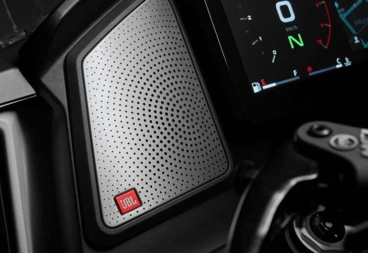 Sistem audio JBL dengan empat channel surround sound memberikan pengalaman audio yang lebih imersif selama perjalanan touring.