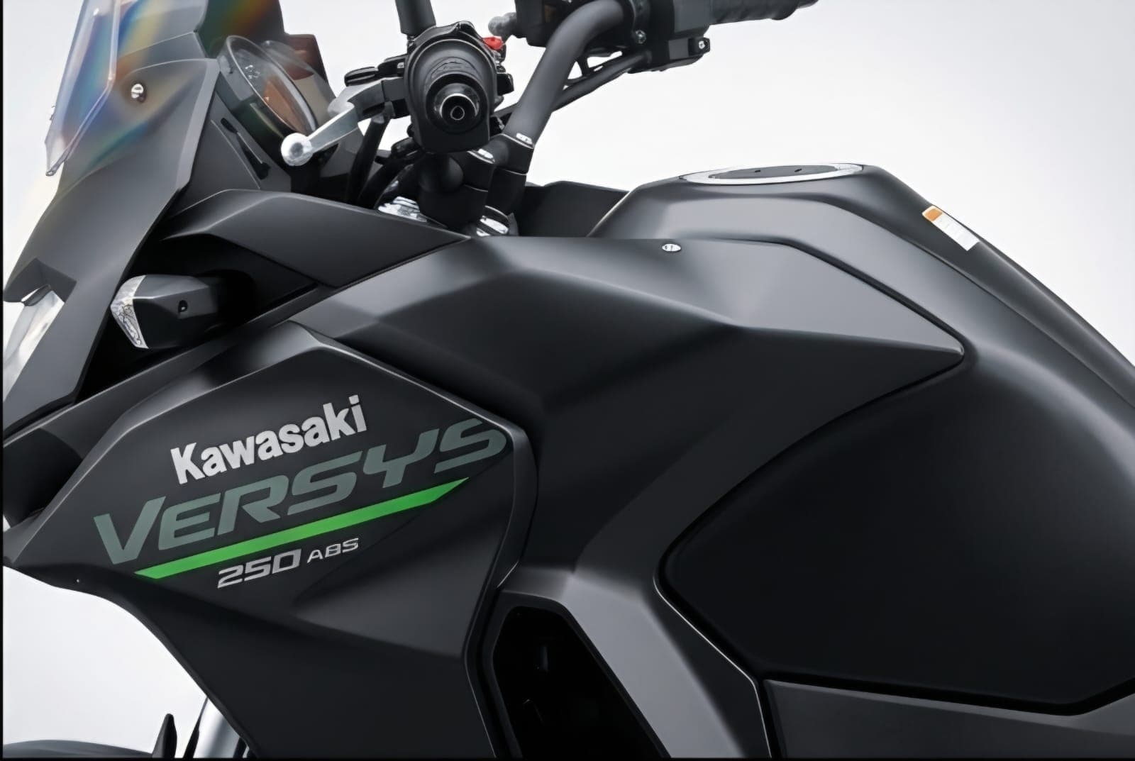Memperlihatkan lekukan fairing depan yang dilengkapi windshield tinggi untuk menahan terpaan angin (wind protection).