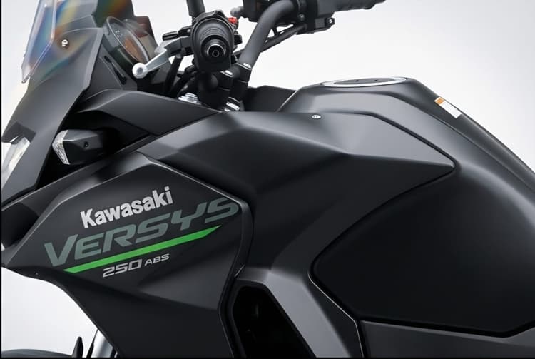 Memperlihatkan lekukan fairing depan yang dilengkapi windshield tinggi untuk menahan terpaan angin (wind protection).
